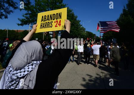 Chicago, Usa. August 2024. Demonstranten marschieren während der Democratic National Convention 2024 in Chicago, Illinois, am Montag, den 19. August 2024. Foto: Paul Beaty/UPI Credit: UPI/Alamy Live News Stockfoto