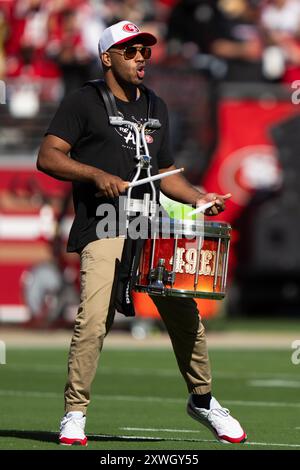 August 2024; Santa Clara, CA, USA; der Schlagzeuger der San Francisco 49ers unterhält die Menge vor dem Beginn des ersten Viertels gegen die New Orleans Stockfoto