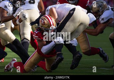 August 2024; Santa Clara, CA, USA; San Francisco 49ers Safety Ji'Ayir Brown (27) bekämpft den New Orleans Saints Quarterback Taysom Hill (7) während der Th Stockfoto