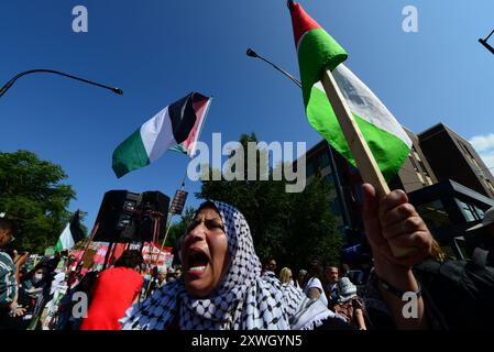 Chicago, Usa. August 2024. Demonstranten marschieren während der Democratic National Convention 2024 in Chicago, Illinois, am Montag, den 19. August 2024. Foto: Paul Beaty/UPI Credit: UPI/Alamy Live News Stockfoto