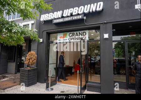 New York, New York, USA. August 2024. (NEU) Bürgermeister Adams schneidet das Band für die neue Bundeskreditvereinigung. 19. August 2024, New York, New York, USA: Außenansicht der neuen Urban Upbound Federal Credit Union Branch, die während einer Zeremonie am 19. August 2024 in der New Urban Upbound Federal Credit Union Branch im Stadtteil Queens in New York City zu sehen war. Quelle: ZUMA Press, Inc./Alamy Live News Stockfoto