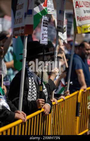 Chicago, USA. August 2024. Rabbiner nehmen an den Protesten vor dem DNC in Chicago Teil, Montag, den 19. 2024. Quelle: Zachary Tarrant/Alamy Live News Stockfoto