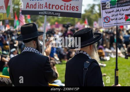 Chicago, USA. August 2024. Rabbiner nehmen an den Protesten vor dem DNC in Chicago Teil, Montag, den 19. 2024. Quelle: Zachary Tarrant/Alamy Live News Stockfoto