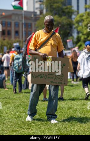 Chicago, USA. August 2024. Obdachloser, DNC in Chicago, Montag, 19. 2024. Quelle: Zachary Tarrant/Alamy Live News Stockfoto