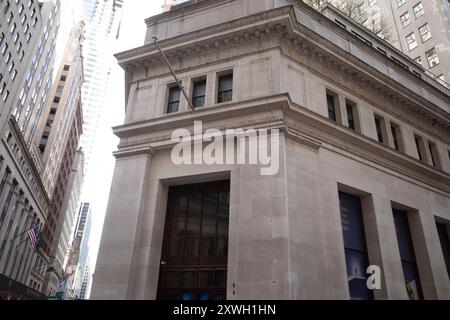 New York, New York, USA. August 2024. Das J.P. Morgan Building sitzt leer an der Wall Street ohne Mieter, inmitten einer Krise der gewerblichen Immobiliennutzung. Das J.P. Morgan Building in der Wall Street 23 in New York City war das Ziel eines tödlichen Bombenanschlags am 16. September 1920. Das Gebäude, bekannt als "The Corner", beherbergte den Hauptsitz von J.P. Morgan & Co., einem der mächtigsten Finanzinstitute der Zeit. Quelle: ZUMA Press, Inc./Alamy Live News Stockfoto