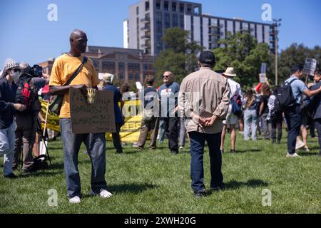 Chicago, USA. August 2024. Obdachloser, DNC in Chicago, Montag, 19. 2024. Quelle: Zachary Tarrant/Alamy Live News Stockfoto