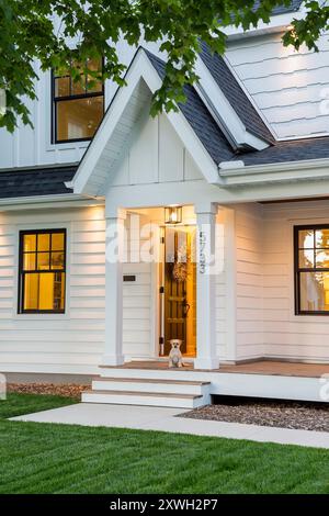 Der vordere Eingangsbereich des neuen Weißen Hauses zeigt einen Giebelgiebel oben mit einem kleinen Hund, der in der Tür sitzt Stockfoto