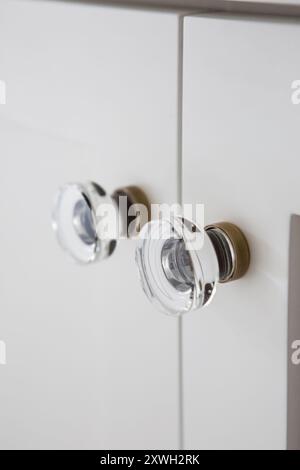 Nahaufnahmen der Hardware – Türknöpfe und Schubladen aus dem neuen Zuhause Stockfoto