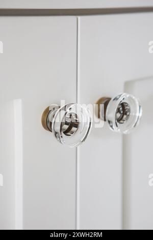 Nahaufnahmen der Hardware – Türknöpfe und Schubladen aus dem neuen Zuhause Stockfoto