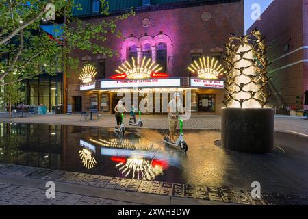Historisches Chateau Theater in Rochester Peace Plaza mit Wasserfontäne und flachem Pool mit einem familienreitenden Motorroller Stockfoto
