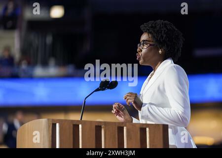 Chicago, USA. August 2024. Lauren Underwood, D-Illinois, spricht auf der Bühne während des ersten Tages der Demokratischen Nationalversammlung 2024, die am 19. August 2024 im United Center in Chicago, Illinois, stattfand. (Foto: Nathan Howard/SIPA USA) Credit: SIPA USA/Alamy Live News Stockfoto