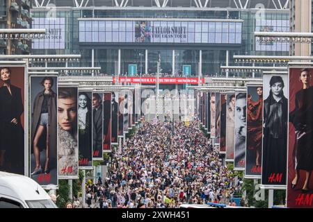 London, Großbritannien. August 2024. Taylor Swift Fans vor ihrer Eras Tour Show im Londoner Wembley Stadium am 18. August 2024 Credit: Richard Lipman/Alamy Live News Stockfoto