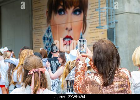 London, Großbritannien. August 2024. Taylor Swift Fans vor ihrer Eras Tour Show im Londoner Wembley Stadium am 18. August 2024 Credit: Richard Lipman/Alamy Live News Stockfoto