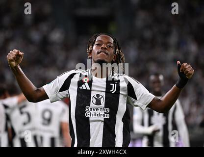 Turin, Italien. August 2024. Juventus’ Samuel Mbangula feiert sein Tor während eines Fußballspiels der Serie A zwischen Juventus und Como am 19. August 2024 in Turin. Quelle: Alberto Lingria/Xinhua/Alamy Live News Stockfoto