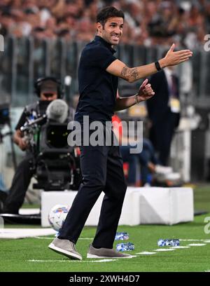 Turin, Italien. August 2024. Como-Trainer Cesc Fabregas gibt Gesten während eines Fußballspiels der Serie A zwischen Juventus und Como in Turin, Italien, 19. August 2024. Quelle: Alberto Lingria/Xinhua/Alamy Live News Stockfoto