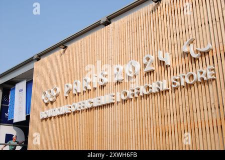 Paris, Frankreich - 19. August 2024: Offizieller Laden der Olympischen und Paralympischen Spiele 2024 in Paris am Place Clémenceau an der Avenue des Champs-Elysées. Stockfoto