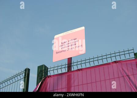 Paris, Frankreich - 19. August 2024: Schild für die Sicherheitskontrolle bei den Olympischen Spielen und Paralympischen Spielen 2024 in Paris. Stockfoto