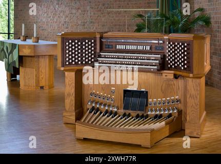 Große Orgelkonsole vor dem Kirchenaltar Stockfoto