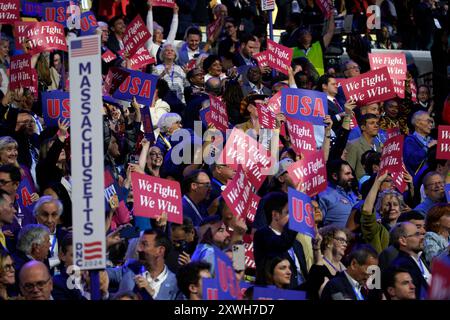 Chicago, Usa. August 2024. Tag eins der Democratic National Convention (DNC) im United Center in Chicago, Illinois am 19. August 2024. Foto: Yuri Gripas/ABACAPRESS. COM Credit: Abaca Press/Alamy Live News Stockfoto