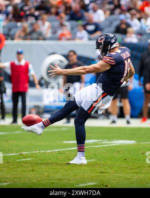 17. August 2024: Chicago Bears #19 Tory Taylor schlägt den Ball während des Spiels gegen die Cincinnati Bengals in Chicago, IL. Mike Wulf/CSM Stockfoto