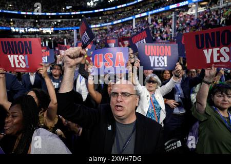 Chicago, Usa. August 2024. Tag eins der Democratic National Convention (DNC) im United Center in Chicago, Illinois am 19. August 2024. Foto: Yuri Gripas/ABACAPRESS. COM Credit: Abaca Press/Alamy Live News Stockfoto