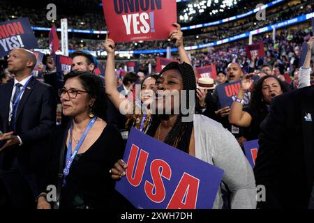 Chicago, Usa. August 2024. Tag eins der Democratic National Convention (DNC) im United Center in Chicago, Illinois am 19. August 2024. Foto: Yuri Gripas/ABACAPRESS. COM Credit: Abaca Press/Alamy Live News Stockfoto