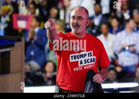 Chicago, Usa. August 2024. Shawn Fain, Präsident der United Automobile Workers, zieht seine Jacke während der Democratic National Convention 2024 im United Center in Chicago, Illinois, am Montag, den 19. August 2024 aus. Die Konferenz findet vom 19. Bis 22. August statt. Foto: David Banks/UPI Credit: UPI/Alamy Live News Stockfoto