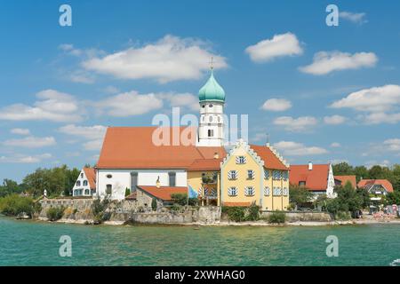 Blick auf die Gemeinde Wasserburg bei Lindau am Bodensee, Bodensee mit der Kirche St. Georg vom See aus gesehen Stockfoto