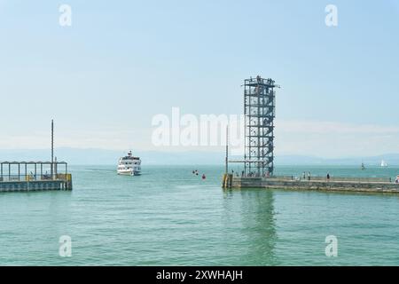 Ein Schiff an der Moleturm am Hafenpier Friedrichshafen am Bodensee Stockfoto