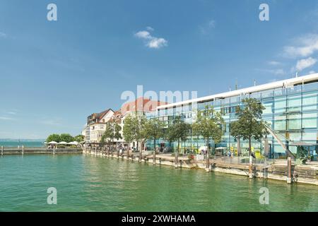 Modernes Medienhaus am See im Friedrichshafener Hafen am Bodensee Stockfoto