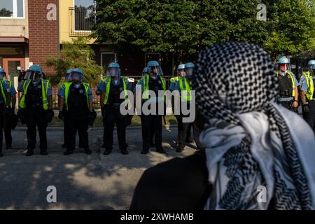 Chiago, USA. August 2024. Die Chicagoer Polizei bereitet sich vor, Aktivisten zu zwingen und aus dem Park #578 zu drängen, während eines Protestes in der Nähe des United Center, wo die Demokratische Nationalkonvention stattfindet, am Montag, den 19. August 2024, in Chicago, IL. Mindestens vier Personen wurden verhaftet, nachdem die Demonstranten einen der Umzäunungen durchbrochen hatten, die das Ereignis vor Demonstranten schützen sollten. Quelle: SIPA USA/Alamy Live News Stockfoto