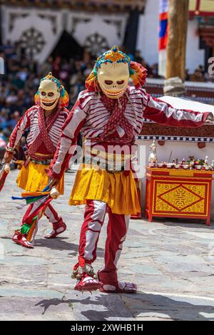 Ladakhi-Mönche tragen traditionelle Trachten und tanzen am 17. Juni 2024 im Hemis-Kloster in Leh, Indien Stockfoto