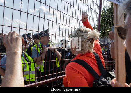 Chiago, USA. August 2024. Demonstranten schreien Polizisten in der Gegend zwischen den beiden Umzäunungen während eines Protestes in einem Park in der Nähe des United Center, wo die Demokratische Nationalkonvention stattfindet, in Chicago, IL am Montag, den 19. August 2024 an. Mindestens vier Personen wurden verhaftet, nachdem die Demonstranten einen der Umzäunungen durchbrochen hatten, die das Ereignis vor Demonstranten schützen sollten. Quelle: SIPA USA/Alamy Live News Stockfoto