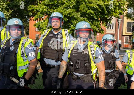 Chiago, USA. August 2024. Die Chicagoer Polizei verdrängt Menschen aus dem Park #578 während eines Protestes in der Nähe des United Center, wo die Demokratische Nationalkonvention stattfindet, am Montag, den 19. August 2024 in Chicago, IL. Mindestens vier Personen wurden verhaftet, nachdem die Demonstranten einen der Umzäunungen durchbrochen hatten, die das Ereignis vor Demonstranten schützen sollten. Quelle: SIPA USA/Alamy Live News Stockfoto