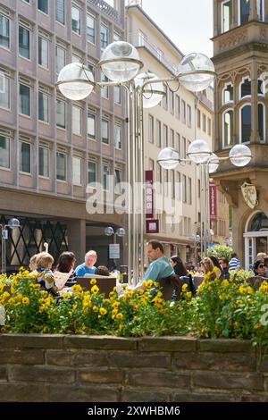 Manche Leute sitzen in einem Café in Köln und machen eine Pause Stockfoto