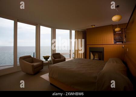 Modernes Schlafzimmer mit großen Fenstern und Blick auf Lake Superior Stockfoto
