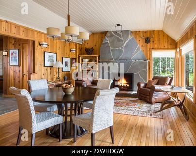 Das Wohnzimmer aus Kiefernholz in der northwoods Hütte Stockfoto