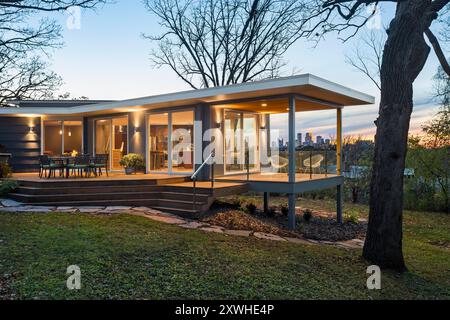 Das Äußere des neuen Hauses zeigt eine große Terrasse und Blick auf die Innenstadt von Minneapolis in der Ferne Stockfoto