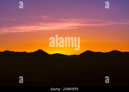 Farbschichten vor Sonnenaufgang in den Bergen Taiwans Stockfoto