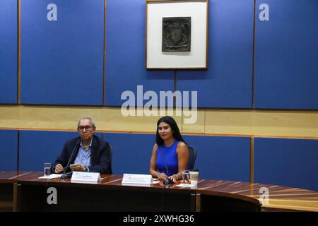 Mexiko, Mexiko. August 2024. Dr. Raul Trejo Delarbre, Forscher am Institut für Sozialforschung der Nationalen Autonomen Universität von Mexiko (UNAM), und Geysha Gonzalez, Direktor des Zentrums für europäische politische Analyse (CEPA) nehmen an einer Pressekonferenz Teil. Quelle: SOPA Images Limited/Alamy Live News Stockfoto