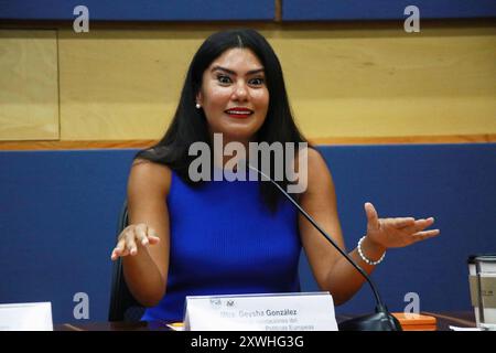 Mexiko, Mexiko. August 2024. Geysha Gonzalez, Betriebsdirektor des Zentrums für europäische politische Analyse (CEPA), spricht während einer Pressekonferenz, dass Desinformation Medienkompetenz im Rektorturm der UNAM erfordert. Quelle: SOPA Images Limited/Alamy Live News Stockfoto