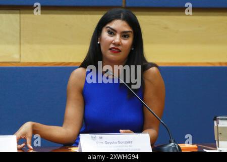 Mexiko, Mexiko. August 2024. Geysha Gonzalez, Betriebsdirektor des Zentrums für europäische politische Analyse (CEPA), spricht während einer Pressekonferenz, dass Desinformation Medienkompetenz im Rektorturm der UNAM erfordert. (Foto: Luis Tovar/SOPA Images/SIPA USA) Credit: SIPA USA/Alamy Live News Stockfoto