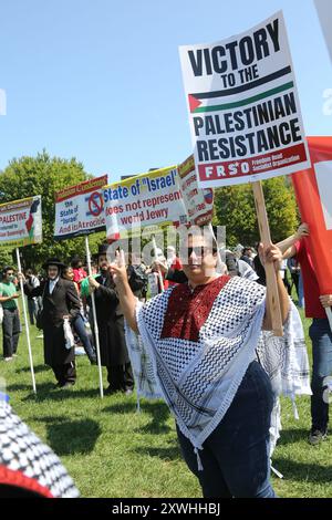 Chicago, USA. August 2024. Tausende versammeln sich am 19. August 2024 zum ersten Nationalmarsch bei der DNC-Rallye im Union Park, Chicago. Demonstranten aus einer Koalition verschiedener Organisationen mit verschiedenen Ursachen marschierten, um ihre Forderung am ersten Tag der Versammlung an den DNC zu bringen. Foto: Alexandra Buxbaum/SIPA USA) Credit: SIPA USA/Alamy Live News Stockfoto