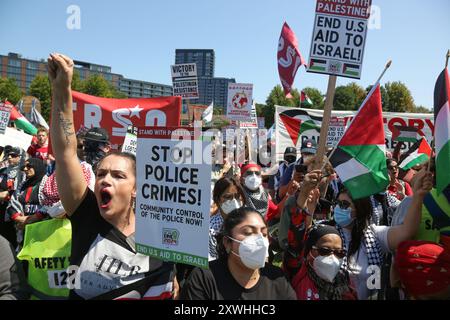 Chicago, USA. August 2024. Tausende versammeln sich am 19. August 2024 zum ersten Nationalmarsch bei der DNC-Rallye im Union Park, Chicago. Demonstranten aus einer Koalition verschiedener Organisationen mit verschiedenen Ursachen marschierten, um ihre Forderung am ersten Tag der Versammlung an den DNC zu bringen. Foto: Alexandra Buxbaum/SIPA USA) Credit: SIPA USA/Alamy Live News Stockfoto