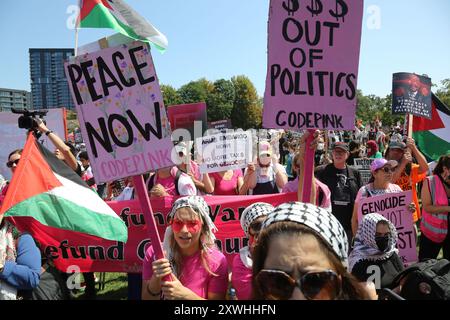 Chicago, USA. August 2024. Tausende versammeln sich am 19. August 2024 zum ersten Nationalmarsch bei der DNC-Rallye im Union Park, Chicago. Demonstranten aus einer Koalition verschiedener Organisationen mit verschiedenen Ursachen marschierten, um ihre Forderung am ersten Tag der Versammlung an den DNC zu bringen. Foto: Alexandra Buxbaum/SIPA USA) Credit: SIPA USA/Alamy Live News Stockfoto