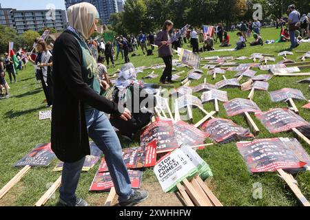 Chicago, USA. August 2024. Tausende versammeln sich am 19. August 2024 zum ersten Nationalmarsch bei der DNC-Rallye im Union Park, Chicago. Demonstranten aus einer Koalition verschiedener Organisationen mit verschiedenen Ursachen marschierten, um ihre Forderung am ersten Tag der Versammlung an den DNC zu bringen. Foto: Alexandra Buxbaum/SIPA USA) Credit: SIPA USA/Alamy Live News Stockfoto