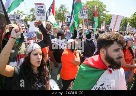 Chicago, USA. August 2024. Tausende versammeln sich am 19. August 2024 zum ersten Nationalmarsch bei der DNC-Rallye im Union Park, Chicago. Demonstranten aus einer Koalition verschiedener Organisationen mit verschiedenen Ursachen marschierten, um ihre Forderung am ersten Tag der Versammlung an den DNC zu bringen. Foto: Alexandra Buxbaum/SIPA USA) Credit: SIPA USA/Alamy Live News Stockfoto