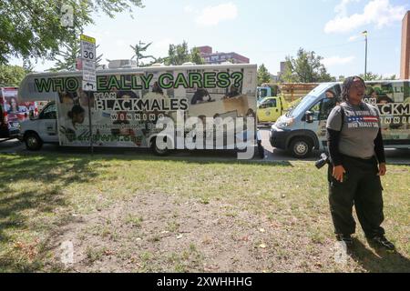 Chicago, USA. August 2024. Tausende versammeln sich am 19. August 2024 zum ersten Nationalmarsch bei der DNC-Rallye im Union Park, Chicago. Demonstranten aus einer Koalition verschiedener Organisationen mit verschiedenen Ursachen marschierten, um ihre Forderung am ersten Tag der Versammlung an den DNC zu bringen. Foto: Alexandra Buxbaum/SIPA USA) Credit: SIPA USA/Alamy Live News Stockfoto