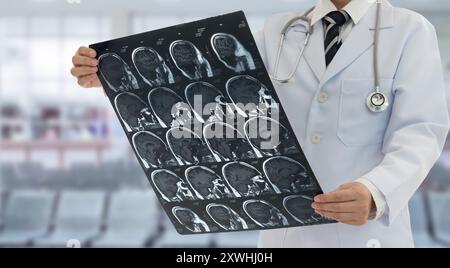 Der Arzt untersucht das Röntgengehirn mittels mrt oder ct des Patienten. Stockfoto