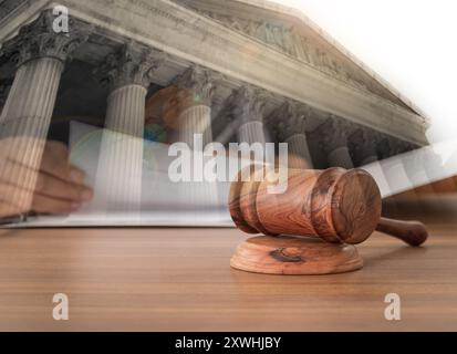 Richter Hamel auf Holztisch mit Gerichtshintergrund. Rechtsbegriff. Stockfoto